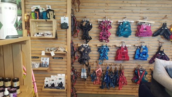 Nástěnné rošty na zboží od JPL vhodné na OBLEČKY A VODÍTKA